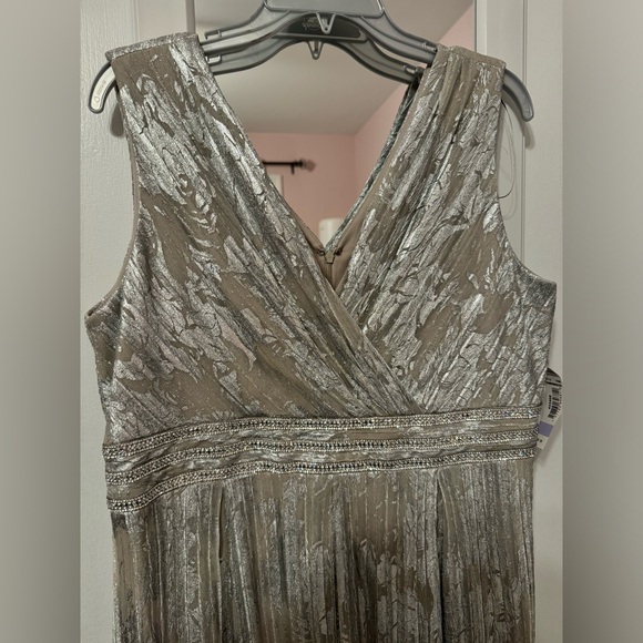 R&M Richards Women's Long Length Sleeveless Metallic Printed Gown - Picture 1 of 8